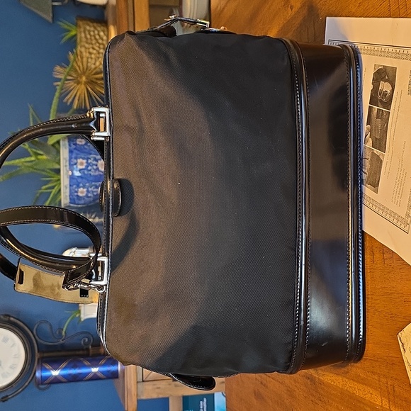 GUCCI BLACK NYLON/PATENT TRAVEL LINE BAG WITH COA - Picture 4 of 16